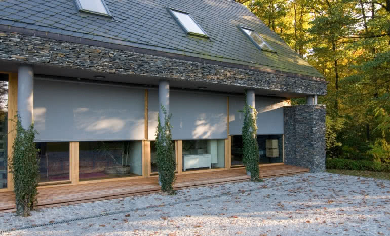 Zewnętrzne osłony okienne. Jak uchronić budynek przed letnim upałem?